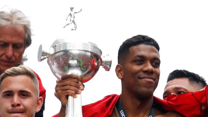 Orlando Berrío junto al trofeo de la Copa Libertadores 2019