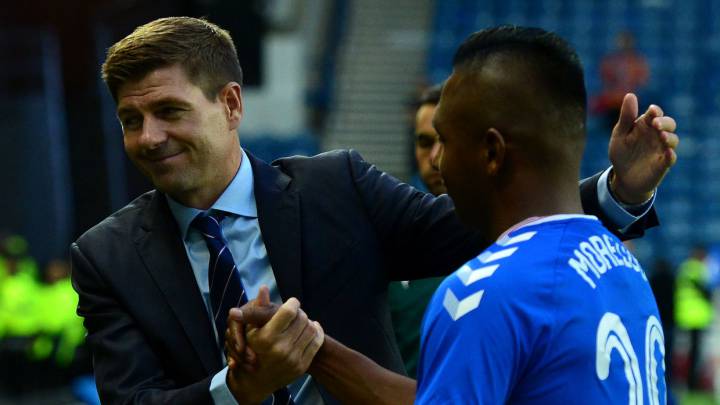 Alfredo Morelos saluda a Steven Gerrar, su técnico en Rangers