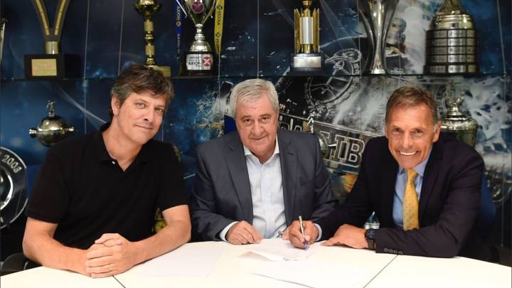 Miguel Ángel Russo fue presentado de forma oficial como técnico de Boca Juniors, el técnico firmó su contrato en La Bombonera acompañado por el presidente