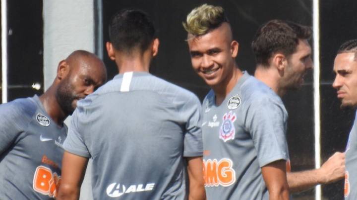 Víctor Cantillo entrena con Corinthians
