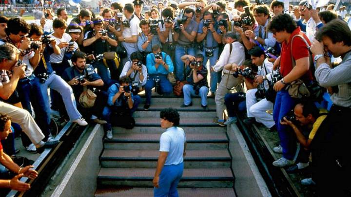 Diego Maradona fotografiado en su presentación