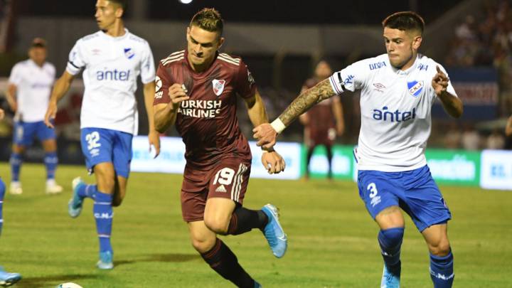 Rafael Santos Borré da asistencia en amistoso de River Plate ante Nacional de Uruguay.
