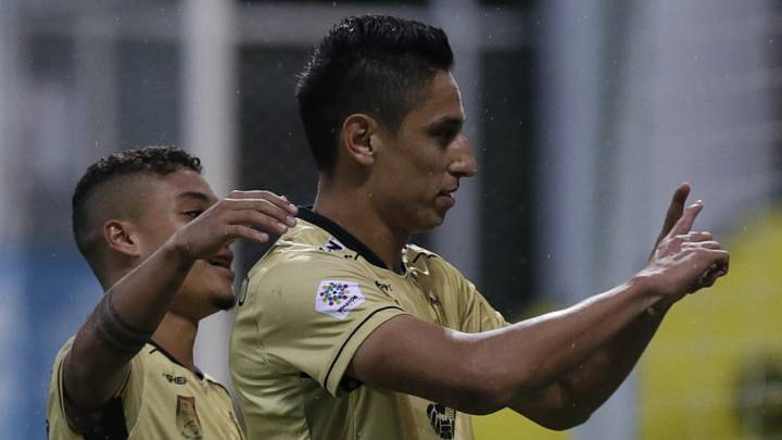 Mauricio Gómez festeja un gol con Rionegro Águilas