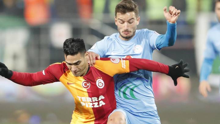 Falcao busca el balón en el partido entre Galatasaray y Rizespor por la Copa de Turquía