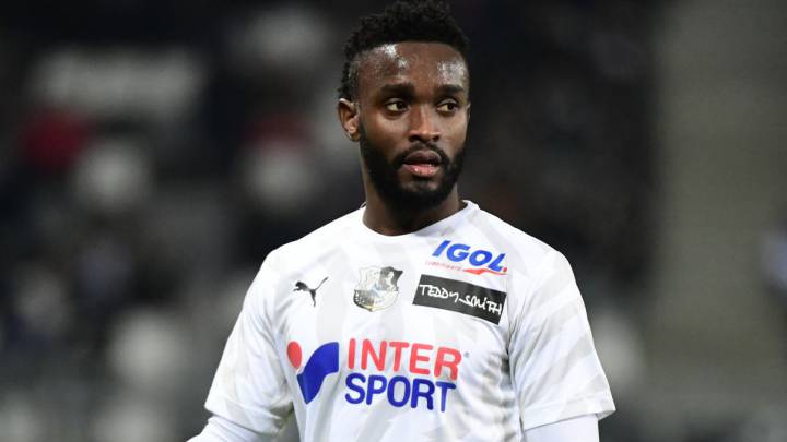 Stiven Mendoza en partido del Amiens por la Liga de Francia