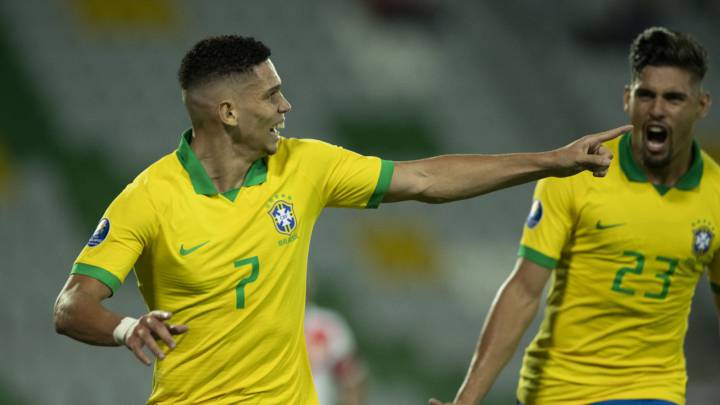 Brasil derrota a Perú con gol de Paulinho