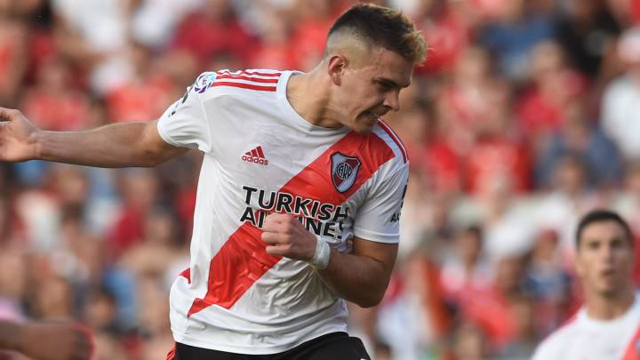 Rafael Santos Borré marca un gol de cabeza ante Independiente en partido aplazado de Superliga