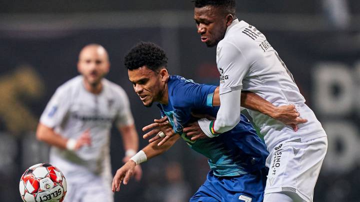 Díaz disputa el balón en un partido de la Copa de Liga de Portugal