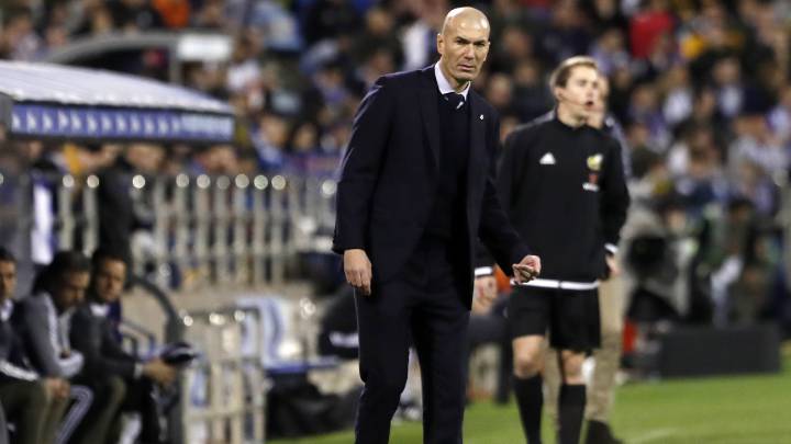 Zinedine Zidane en el banco contra Zaragoza