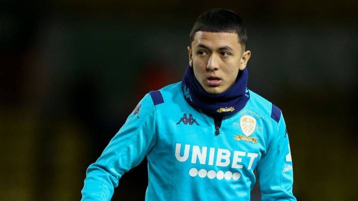 Ian Poveda hace el calentamiento, previo a un juego del Leeds
