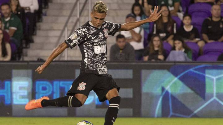Víctor Cantillo, en partido con Corinthians en 2020
