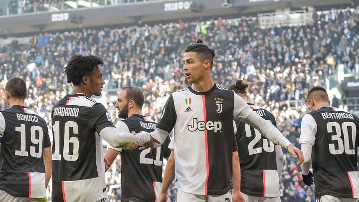 Juan Guillermo Cuadrado celebra un gol de Cristiano Ronaldo contra Fiorentina