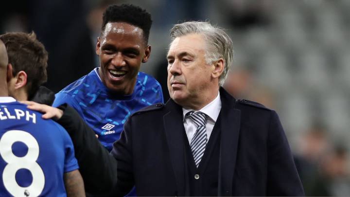 Yerry Mina festeja junto a sus compañeros de Everton la victoria en Premier League