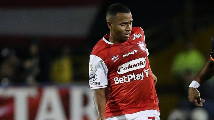Yohandry Orozco en una jugada contra un futbolista de Envigado