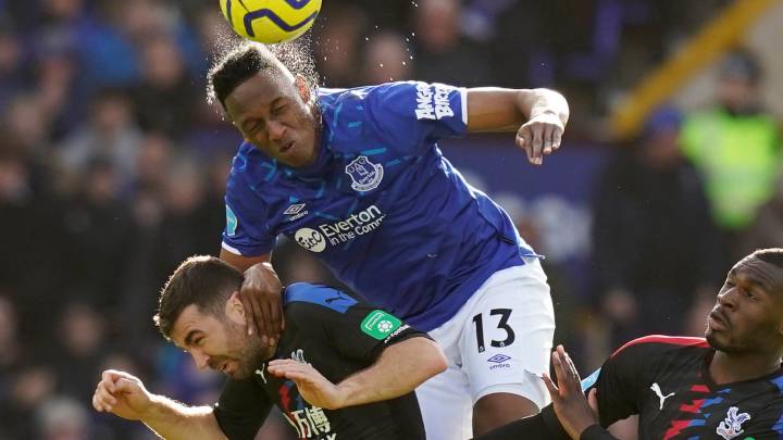 Yerry Mina salta por un balón ante Crystal Palace