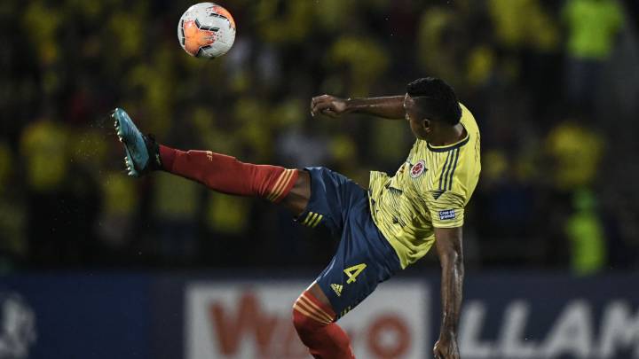 Willer Ditta hace una chilena para sacar una pelota del área en el partido contra Argentina del Preolímpico 2020