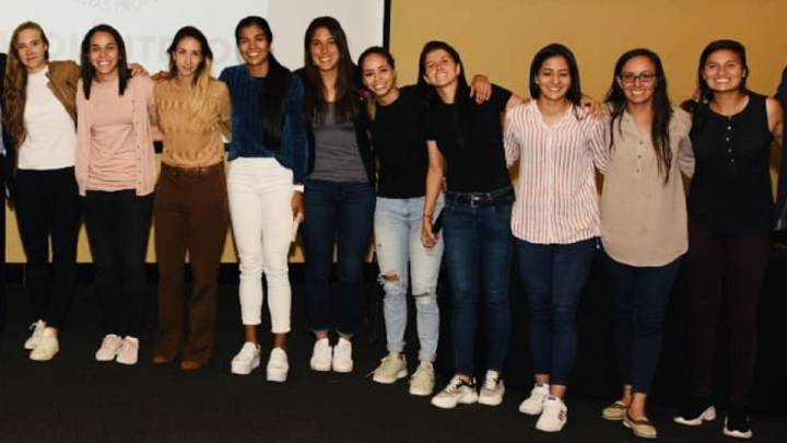 Jugadoras del fútbol colombiano reunidas para la Liga Femenina 2020