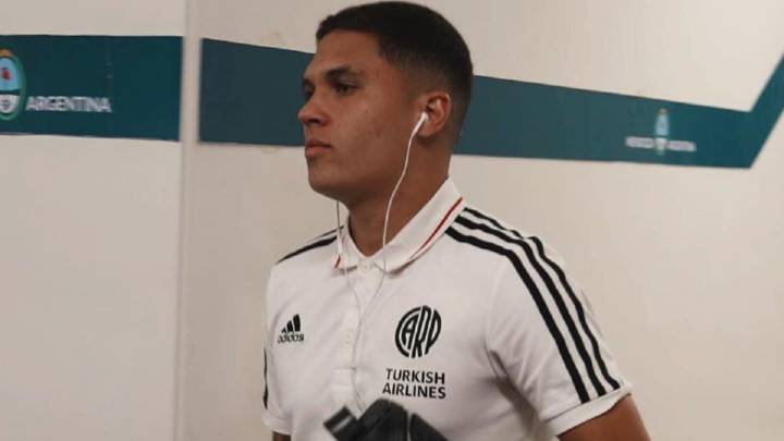 Juan Fernando Quintero llega a un estadio con River Plate