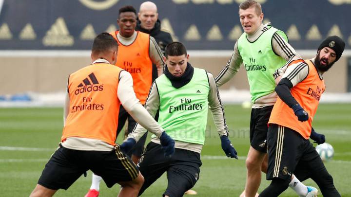 James Rodríguez se enfrenta a Casemiro en entrenamiento del Madrid