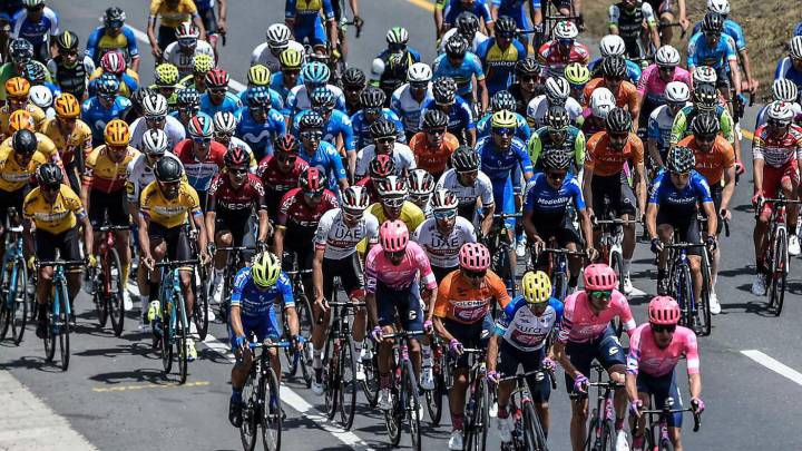 Pelotón del Tour Colombia para la etapa 5 en Zipaquirá
