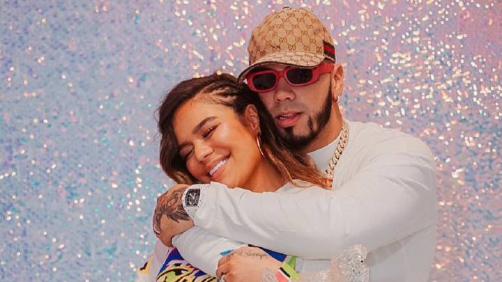 Anuel AA le regala un lujoso carro a Karol G en su cumpleaños.