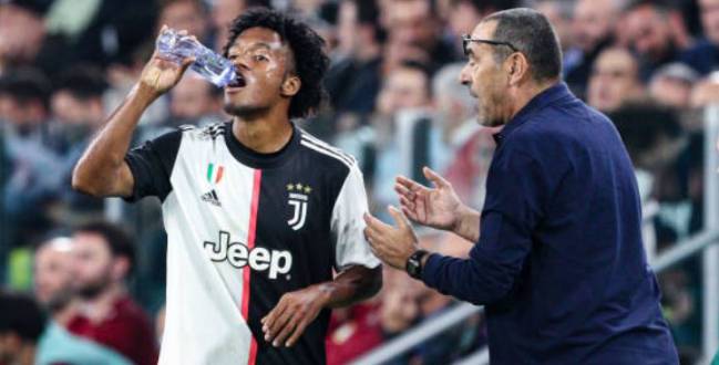Juan Guillermo Cuadrado recibe indicaciones de Maurizio Sarri
