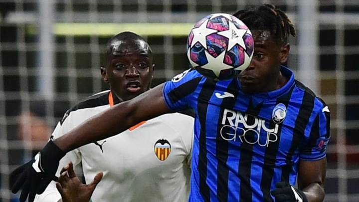 Duván Zapata pelea una pelota en el partido entre Atalanta y Valencia por la Champions League