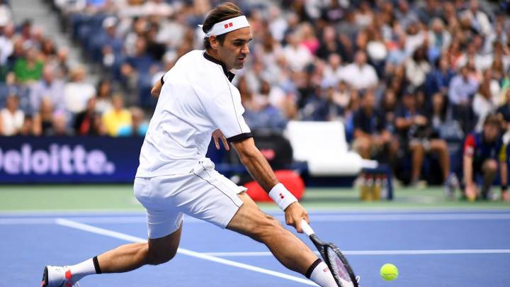 Roger Federer golpea una bola con derecha
