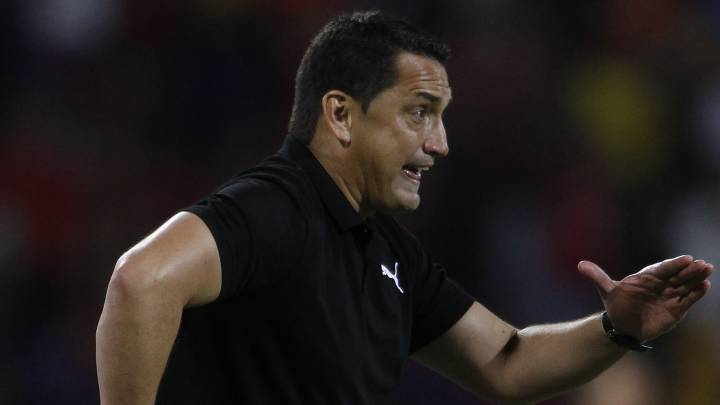 Aldo Bobadilla dirigiendo a DIM antes del clásico ante Nacional