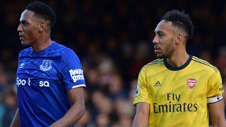 Yerry Mina y Aubameyang en partido entre Everton y Arsenal por la Premier League