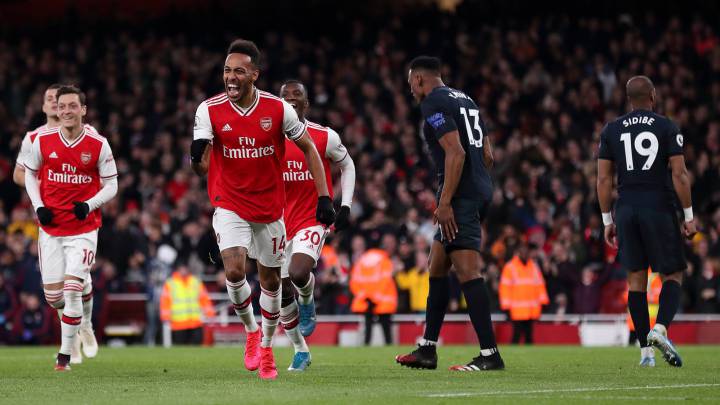 Aubameyang celebra un gol ante Yerry Mina