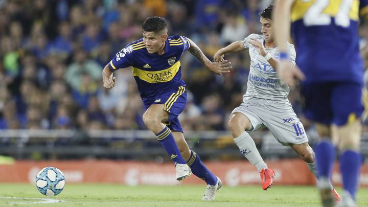 Jorman Campuzano le gana un balón a un rival de Godoy Cruz