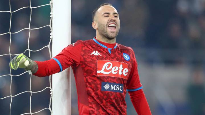 David Ospina da indicaciones a sus compañeros del Napoli