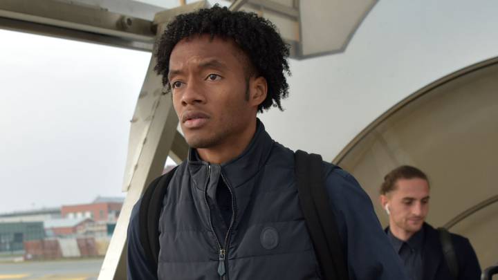 Juan Guillermo Cuadrado aterriza de un vuelo antes de un partido con Juventus