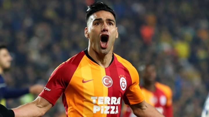 Falcao festeja el gol que marcó en el clásico entre Galatasaray y Fenerbahce