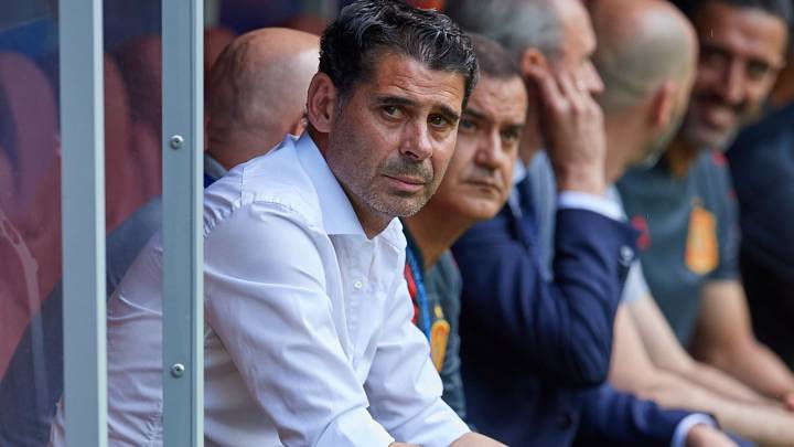 Fernando Hierro dirigiendo a España en el Mundial de Rusia 2018