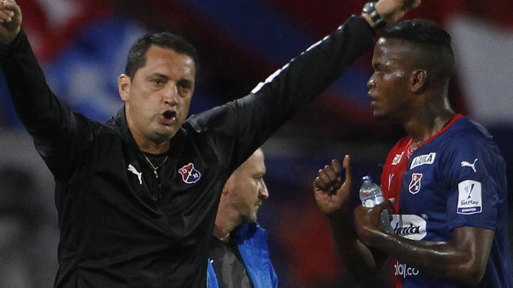 Aldo Bobadilla da indicaciones a sus jugadores del Medellín