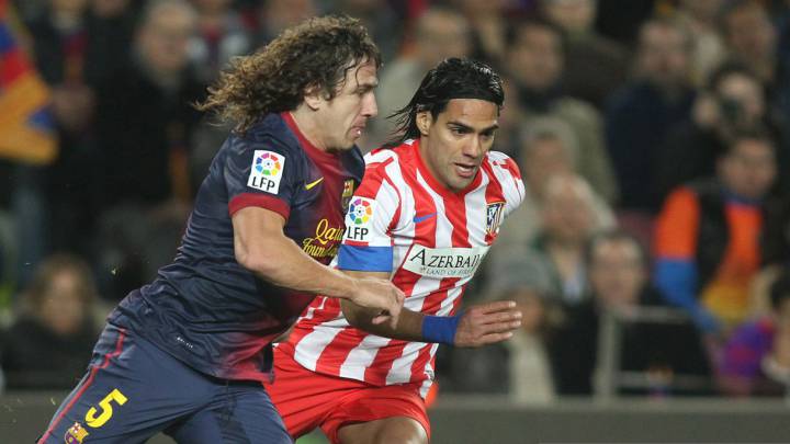 Carles Puyol y Falcao en un partido del Barcelona y Atlético en 2012