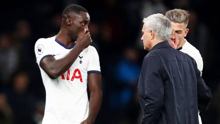 Davinson Sánchez junto a Mourinho y Alderweireld