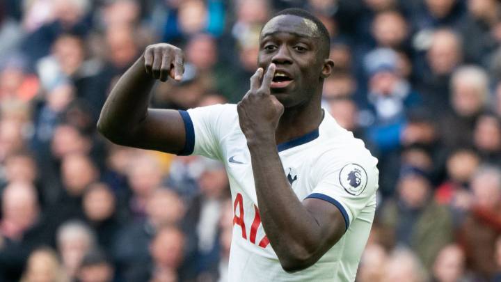 Davinson Sánchez da indicaciones a sus compañeros en partido con Tottenham