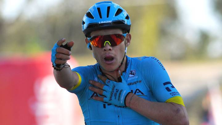 Miguel Ángel López celebra una victoria de etapa con Astana