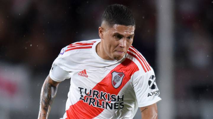 Juan Fernando Quintero maneja la pelota en un partido de River Plate