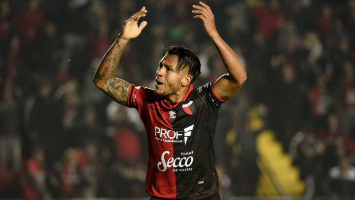 Wilson Morelo festeja un gol que anotó con Colón en 2020