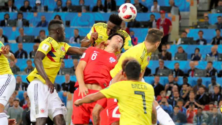 Yerry Mina cabecea el balón frente a Inglaterra en Rusia 2018