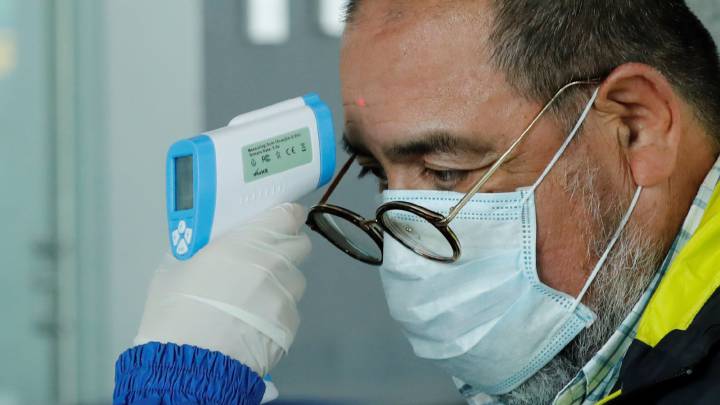 el Covid-19 es causado por un virus en específico, el nuevo coronavirus 2019, mientras que la gripe y el resfriado es producido por cualquiera de varios tipos y cepas diferentes de virus de influenza