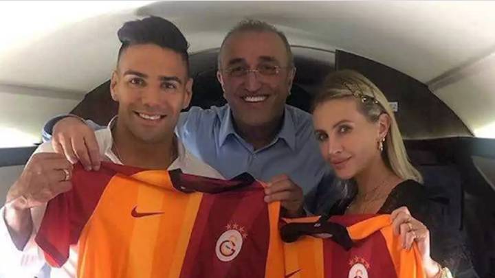 Falcao junto al vicepresidente de Galatasaray, Albayrak