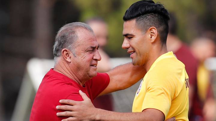 Fatih Terim y Falcao se abrazan
