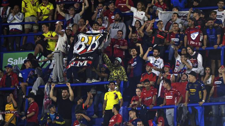 Hinchas del Medellin en La bombonera en la Copa Libertadores