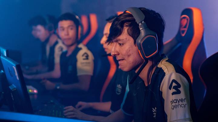 Jugadores profesionales de League of Legends en la Golden League de Colombia