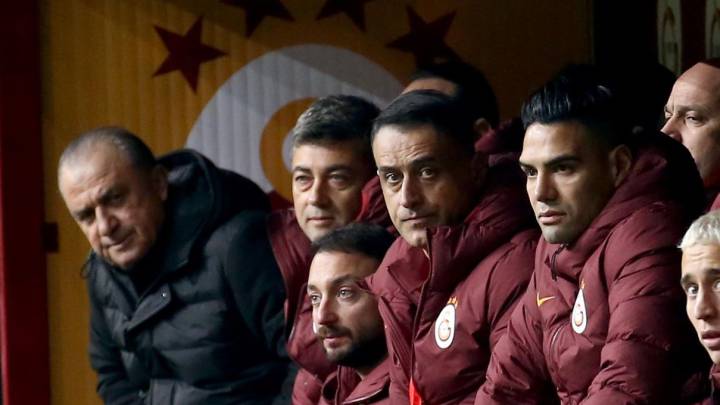 Cuerpo técnico y jugadores de Galatasaray
